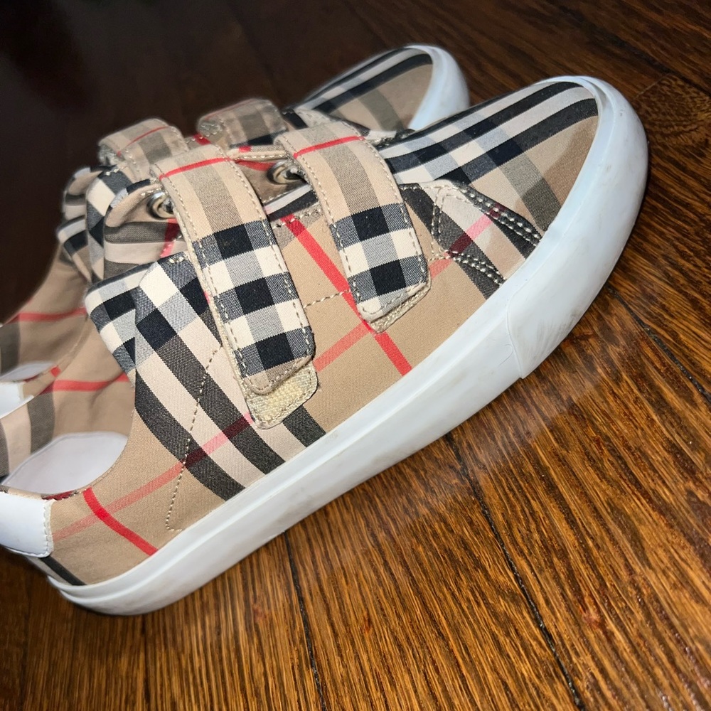 Girl Burberry sneakers